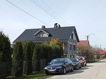 Prace dachowe na istniejącym budynku