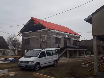 Etap przygotowania dachu na kolejnym budynku